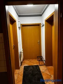 Best Preis Stadtoase HBF Salzwedel Apartment am Bahnhof fuer max 3 Personen mit Boxspringbetten Schlafcouch Kueche und 2x TV - Image 2
