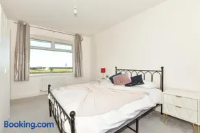 Sea View Beachfront House Sleeps 8 - Image 2