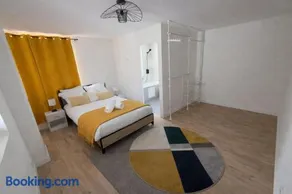 Family home with indoor pool & spa sleeps 22 - Image 4