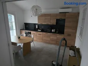 T2 60 m2 vue dégagée dans maison individuelle avec piscine - Image 2