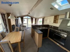 8 Berth caravan Skegness Golden Palm resort - Image 3