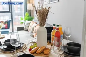 Tropical Suite - 2 Bed 2 Bath City Centre Netflix Games - Exclusive Weekly and Monthly DEALS - Raozee Homes - Image 3