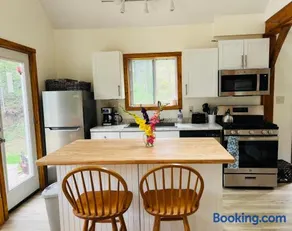 Magical Retreat Cottage, 15 min from Mt Snow skiing - Image 4