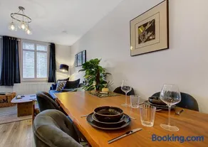 Stylish, business traveller friendly apartment, with free parking and Netflix - Image 3