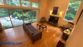 Spacious Woods Hole Beach Retreat - Image 1