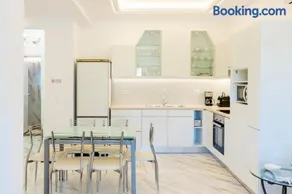 Forty-Two Bright 2-Bedroom Retreat in Molaoi - Image 1