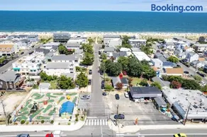 Beach Block House with Yard, BBQ and Parking - Image 2