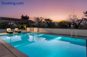Saffronstays Crimson Crest - Image 4