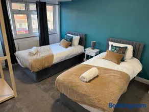 Elite Lux Stays - Spacious Luxury Home - Image 5