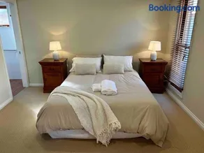 Grand retreat in peaceful street - Image 3