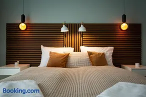 Waterfront Residence Free Private Parking - Image 4