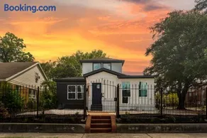 Gated 5BR Duplex with 2 Kitchens Near Med Center & Downtown - Image 2