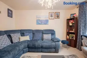 Hemsworth Homestay with Double Bedroom and Private Bathroom - Image 3