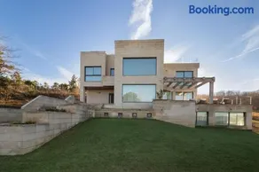 El Soto de Sojuela Luxury Chalet, Golf&Bosque - Image 1