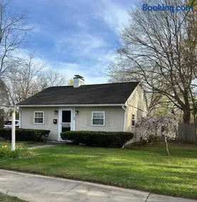 Charming Cottage with fenced yard in convenient location - Image 5