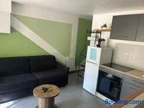Charmant logement avec un extérieur et un jacuzzi - Image 3