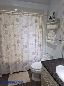 Charming Condo - Pool, Minutes to Beach - Image 3