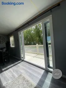 Golden Palm Resort - Palm Grove 3 - Pet friendly & WiFi - Meadow Lakes Caravan & Lodge Hire - Image 3