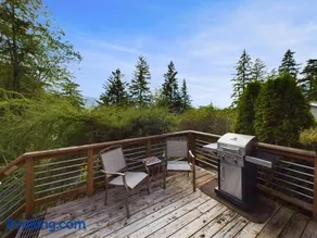 Treetop Retreat w Fire Pit - Image 1