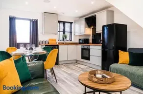2 Bed House, Sleeps 5, 10 Mins From City, Parking, Garden, Perfect For Contractors, Tourists, Business, Travel, Short & Long Stays Welcome, Great Rates Available At Peachy Stays - Image 1