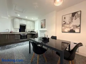 Luxury 2BR Penthouse in Cheltenham Free Parking - Image 2