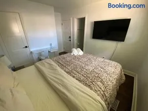 Yonge and Finch Subway !P Cozy & Quiet Private Bdr with Private Bathroom - Image 3