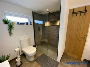 Modern Room in Cardiff, Wales - Image 5