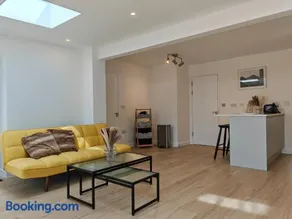 Gated 4 Guests House Free Parking - Image 2