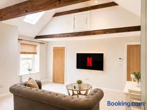 Stylish Apartment in Bourne Town Centre | Sleeps 4 - Image 3