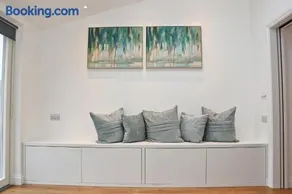 NEAR BEACHES, contemporary home in village centre - Image 3