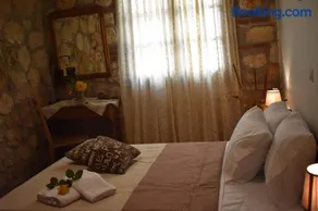 Marthas Stone Houses - Image 3