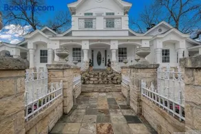 Stunning 6BR Victorian Sleeps 25 - Image 2