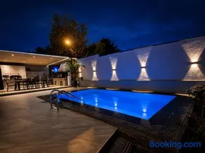 Joan villa Luxury Apt with Private Pool & Gym - Image 3