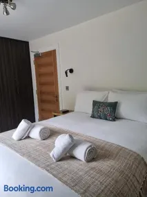 Guesthouse- Deluxe Double Room - Image 3