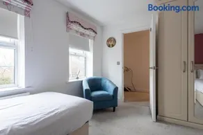 5 Bed-House Sleeps 10 Free Parking Wi-Fi Netflix - Image 3