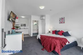 Mibnb Geelong CBD Spacious Studio Apartments - Image 1