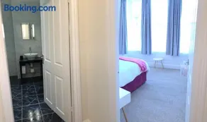 Mostyn Villa Free Private Parking - Image 5