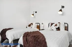 Luxury Stay for Groups Near NYC - Gym and Patio - Image 4