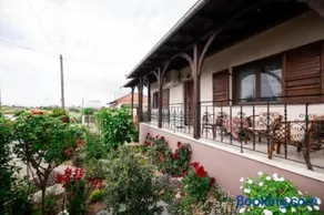 Red Roses-Traditional House - Image 1