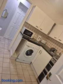 A bedroom flat in a house - Image 5