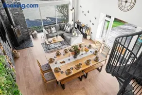 The Oaks Barn - A Countryside Luxury Rural Escape with Hot tub & Fire Pit! Tranquil Group Retreat - Sleeps 8, Pet Friendly & Off road Parking - By Blue Puffin Stays - Image 3