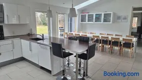 Luxury Holiday Home Near Beach And Restaurant - Image 2