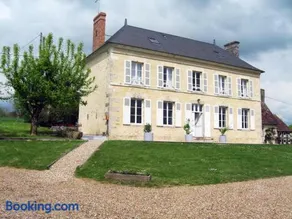 Maison Spacieuse avec Piscine Couverte et Wifi à Laleu - Image 1
