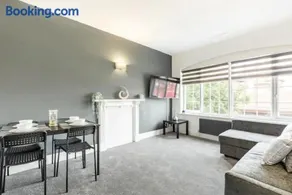 Luxury 3-Bed Apartment Near To London With Parking - Image 4
