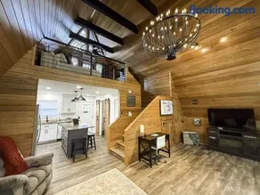 Brand New Fox Hill Cabin Where Country Charm nearby Hot Springs - Image 4