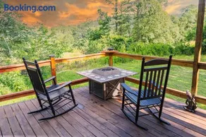 Hot Tub, Private 3 Bed Lodge, 1 mile from Blue Ridge Parkway, Giant Jenga, Families Welcome! - Image 3