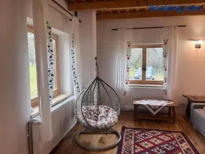 Casa Bunica - Vila Rustică cu Prispă Experiență Românească Autentică lângă Pârâu în Natura Loc Joaca Copii Oaza de Liniște - Image 3