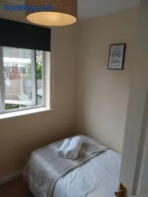 Sunningdale homely detached family,contractor 3 bed house with Parking - Image 2