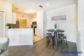 Amazing Lake view King Suite near Town center Mayo and UNF - Image 3