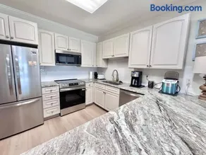 Beachfront at Marlin Key Dazzling Views Pool & Private Boardwalk to Sand - Image 1